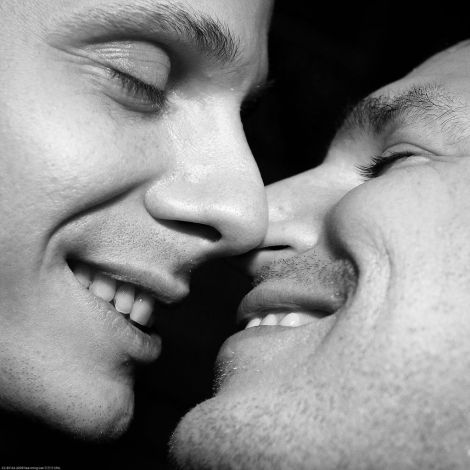 1024px-Kiss_Matthew_Ossenfort_+_Jeffrey_Denke_20100117.7D.02084.P1.L1.SQ.BW_SML_(4320076681)